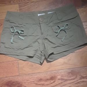 SUPER CUTE! Storybook Cargo bow-front Shorts